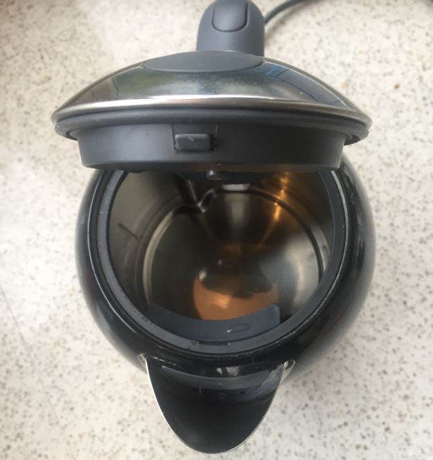 waterkoker na jaar gebruik met echt zuiver water